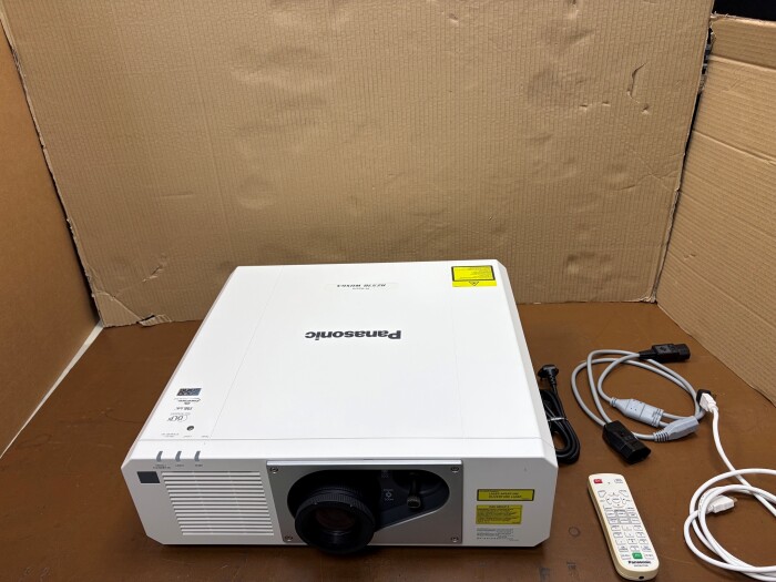 Lot P Panasonics Riesenprojektor 01.jpg